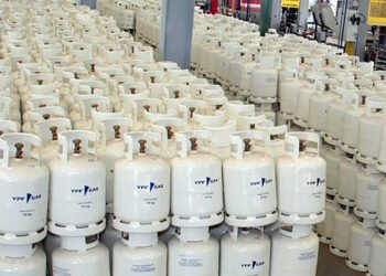 Garrafas de gas apiladas en un depósito – imagen del mercado liberado de GLP en Argentina
